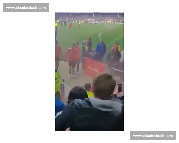 苏州队赛后打扫更衣室传递正能量 留言:保持热爱共铸苏超未来 苏州队赛后打扫更衣室传递正能量 留言:保持热爱共铸苏超未来